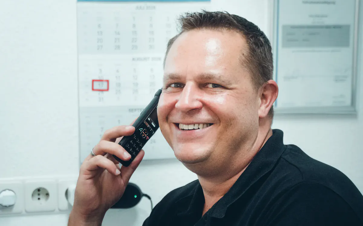 Jörg Goßler nimmt eine Terminanfrage am Telefon der Praxis Via Vitales entgegen