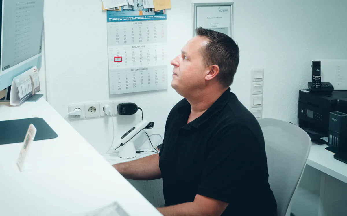 Jörg Goßler im Beratungsgespräch am Empfang der Praxis Via Vitales in Freudenstadt