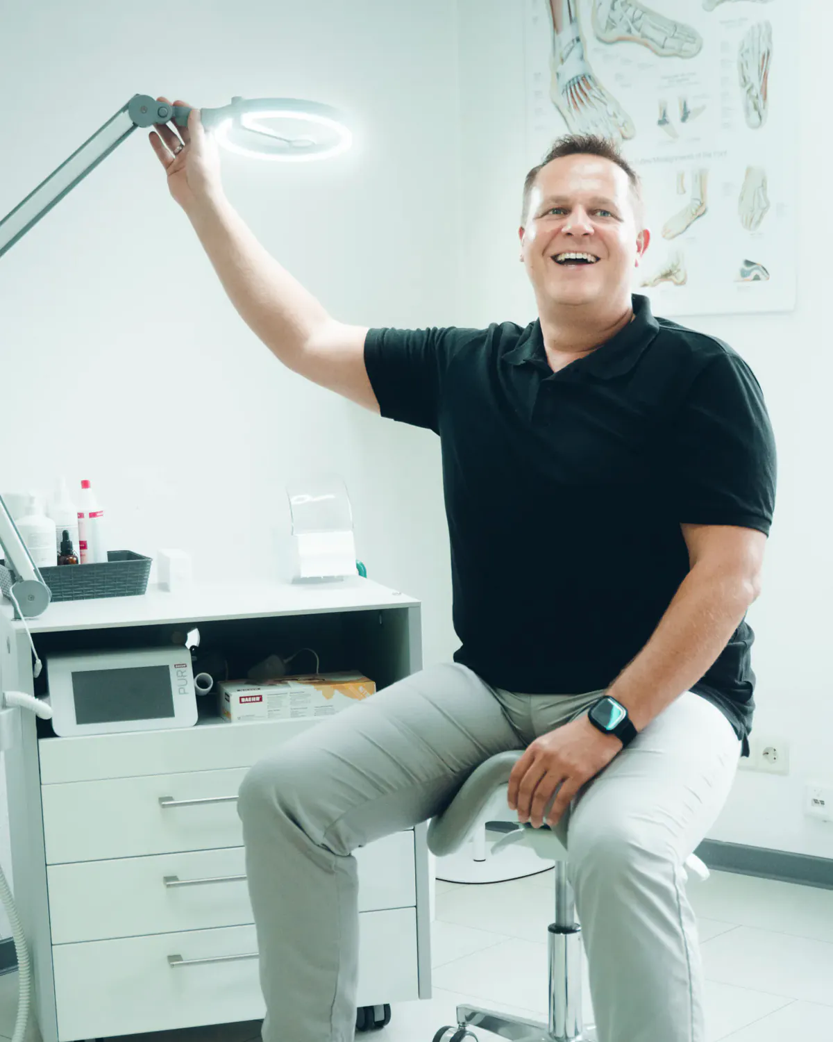 Jörg Goßler lachend an der Behandlungseinheit der Praxis Via Vitales in Freudenstadt