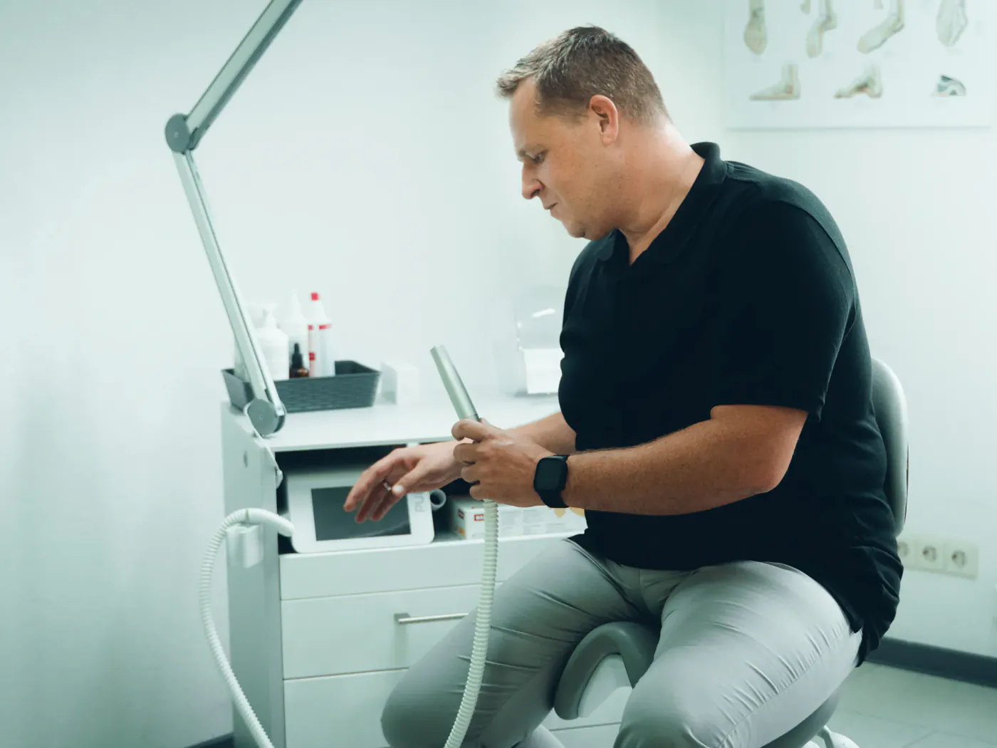 Arbeit an der modernen Behandlungseinheit der Praxis Via Vitales