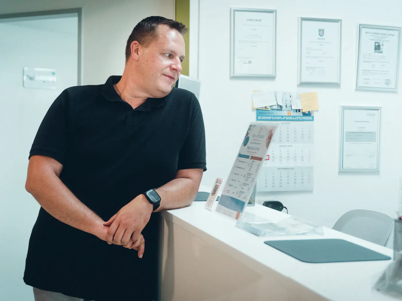 Jörg Goßler, Inhaber der Praxis Via Vitales und Dein künftiger Chef, am Empfang