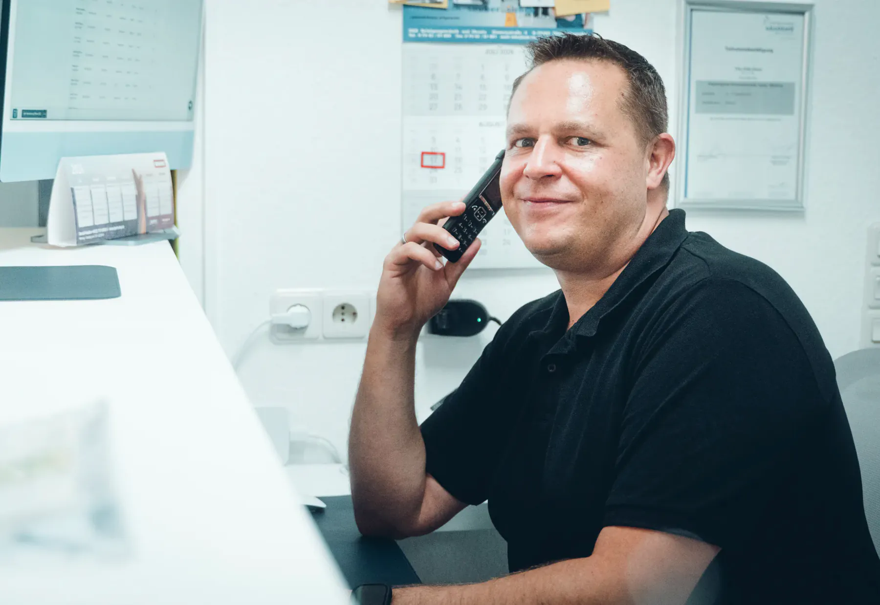 Jörg Goßler nimmt eine Notfallanfrage am Telefon der Praxis Via Vitales entgegen