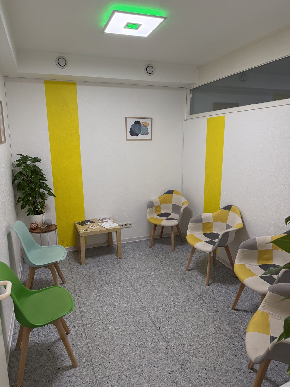 Einladendes Wartezimmer der Praxis Via Vitales