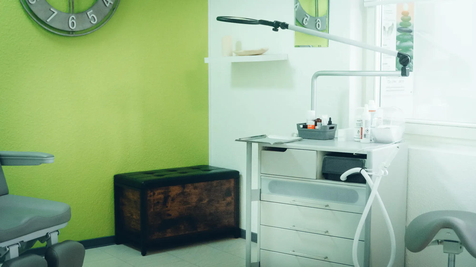 Behandlungsraum der Praxis Via Vitales in Freudenstadt mit moderner Behandlungseinheit